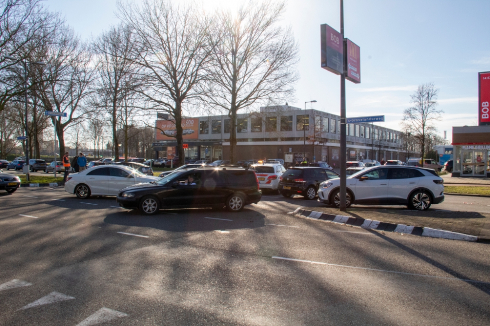 Chaos op kruising na aanrijding op 's-Gravelandseweg