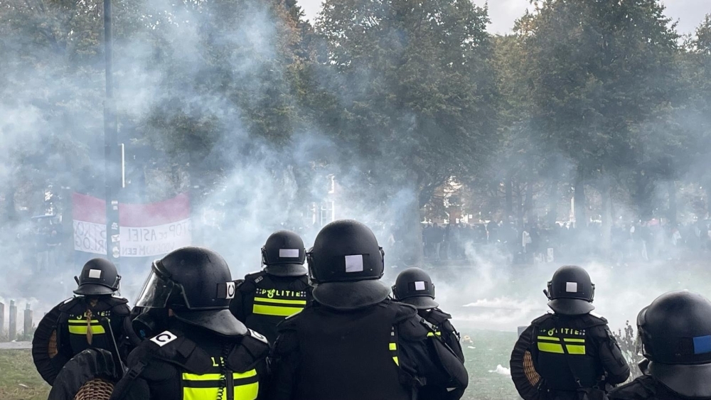 Politie zet traangas in bij rellen op het Malieveld