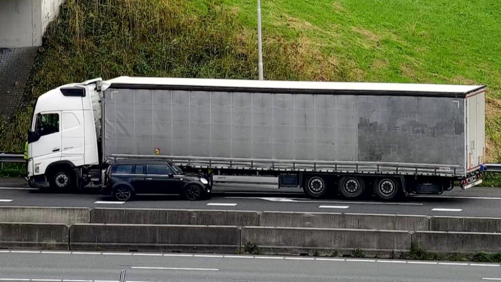 Auto draait 180 graden na aanrijding met vrachtwagen