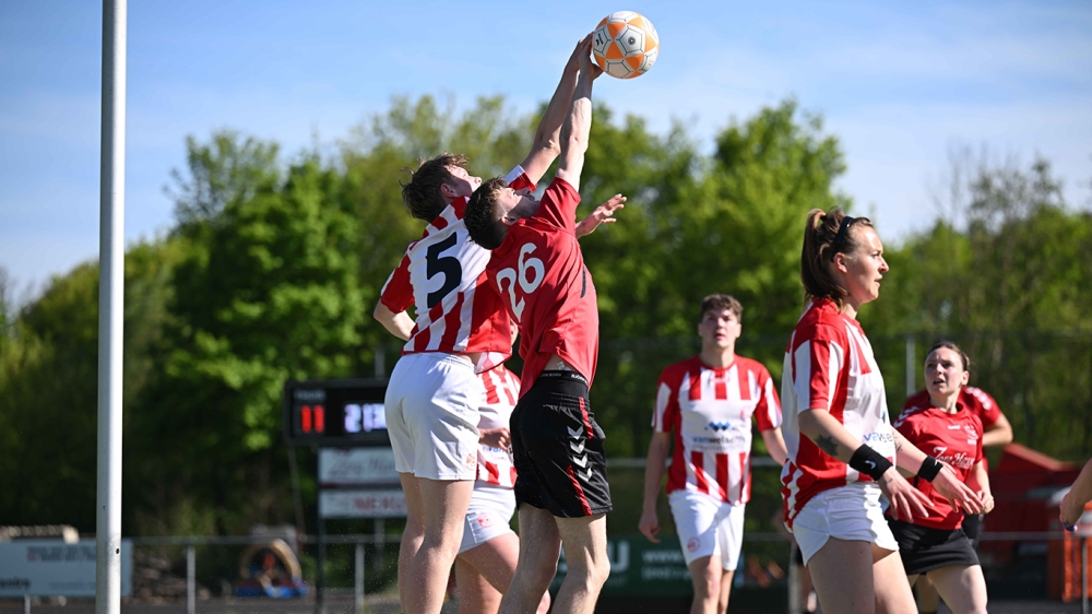 Foto: Yannick van Otterloo wint het luchtduel. Daphne Poot kijkt toe.
