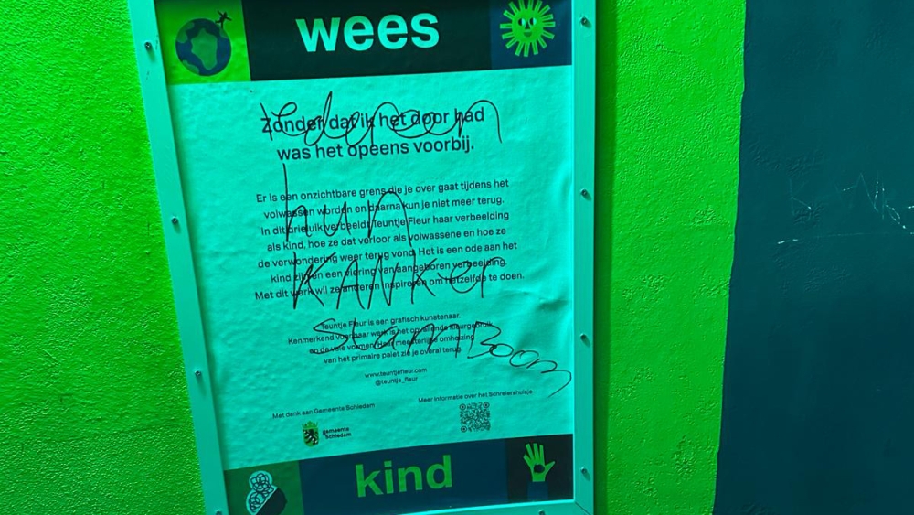 Kunstwerk 'Wees Kind' al voor de opening beschadigd en beklad door groep jongeren