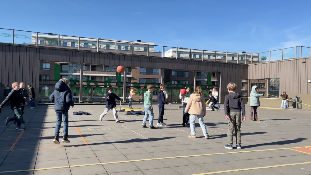 Meer kinderen actief door buitenspeelcontainers op schoolpleinen in Vlaardingen