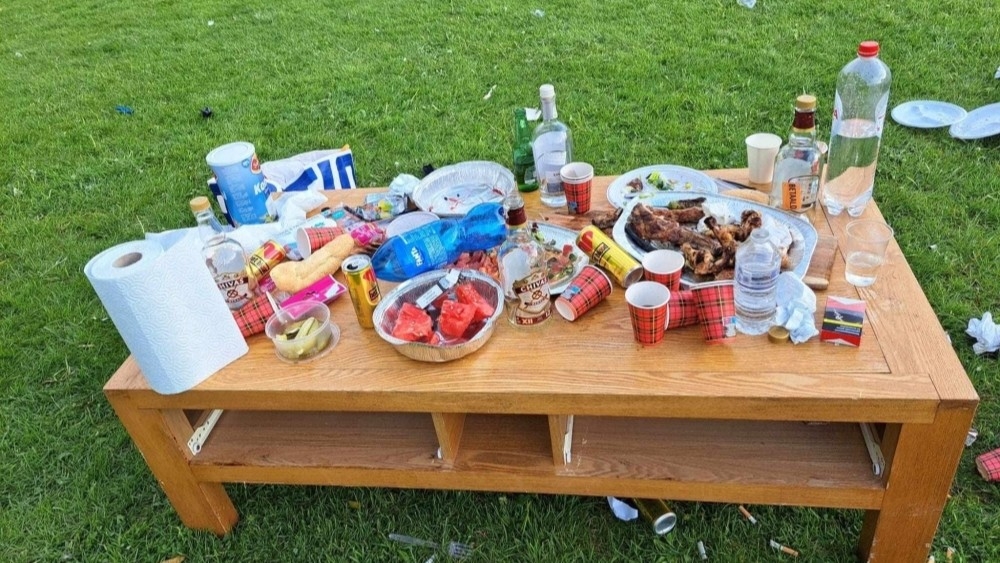 Barbecue-rotzooi die in mei 2024 is achtergelaten aan de Maasboulevard