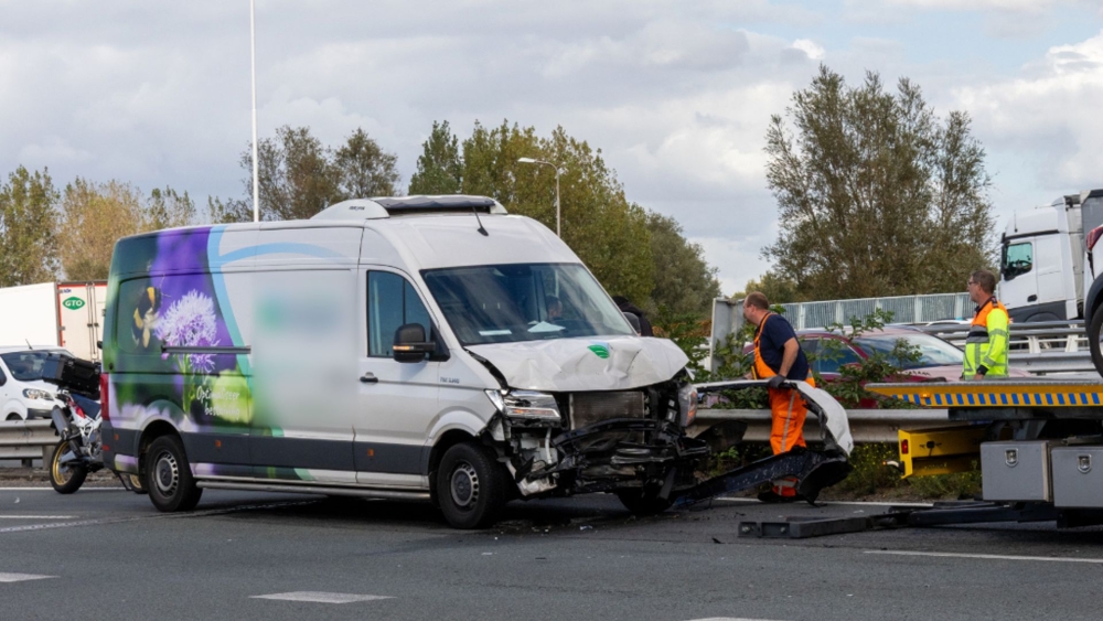 Ongeluk met bestelbus en personenauto, verkeer rond A4 muurvast