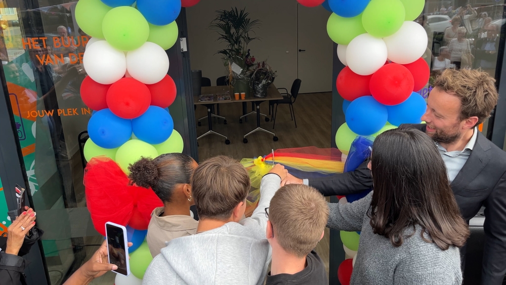 Nieuw Buurtpunt Ambacht geopend in voormalig bankgebouw Van Hogendorplaan