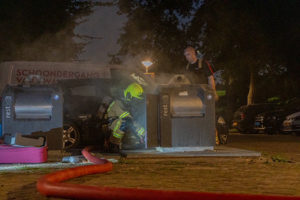 Afvalcontainer in brand in Vlaardingen, brandweer laat de boel vollopen met water