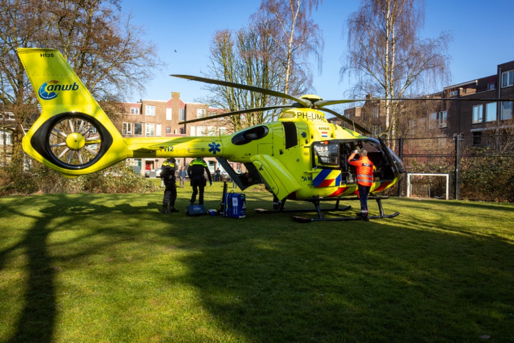 Medische noodsituatie op Liesveld, traumahelikopter landt op voetbalveldje