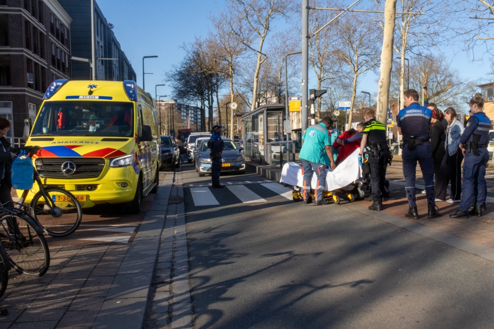 Vrouw in scootmobiel aangereden door auto in Schiedam