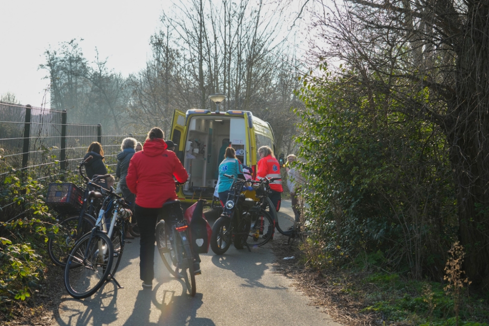 Fietser en fatbiker knallen op elkaar in bocht van fietspad