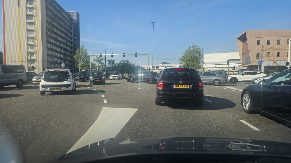 Chaos op kruising ’s-Gravelandseweg door storing bij verkeerslichten