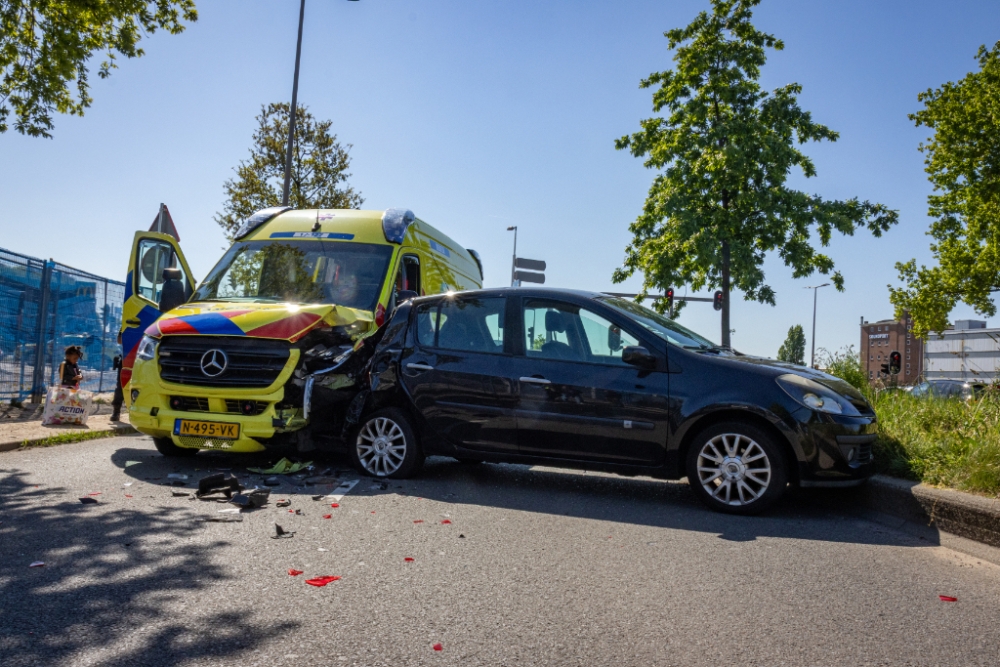 Ambulance, onderweg naar reanimatie in Schiedam, krijgt aanrijding