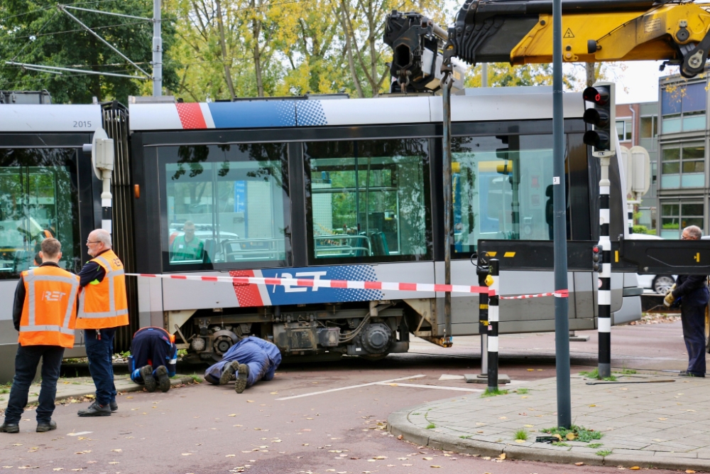 Tram wil keren maar eindigt naast het spoor in Schiedam