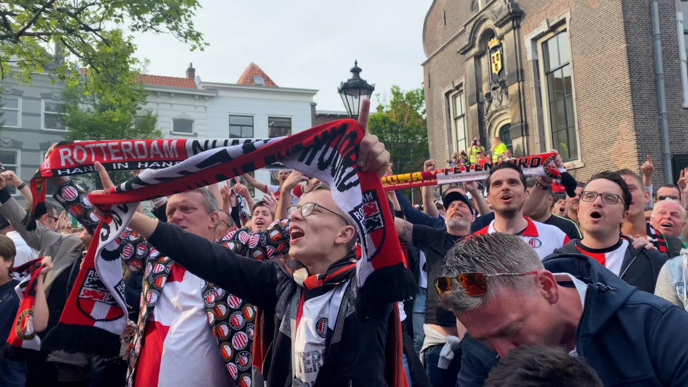 Honderden Schiedammers vieren kampioenschap Feyenoord: "Alleen maar vreugde en geluk"