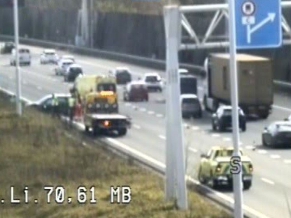 Vrachtwagen en personenauto betrokken bij ongeluk A4, minstens één slachtoffer