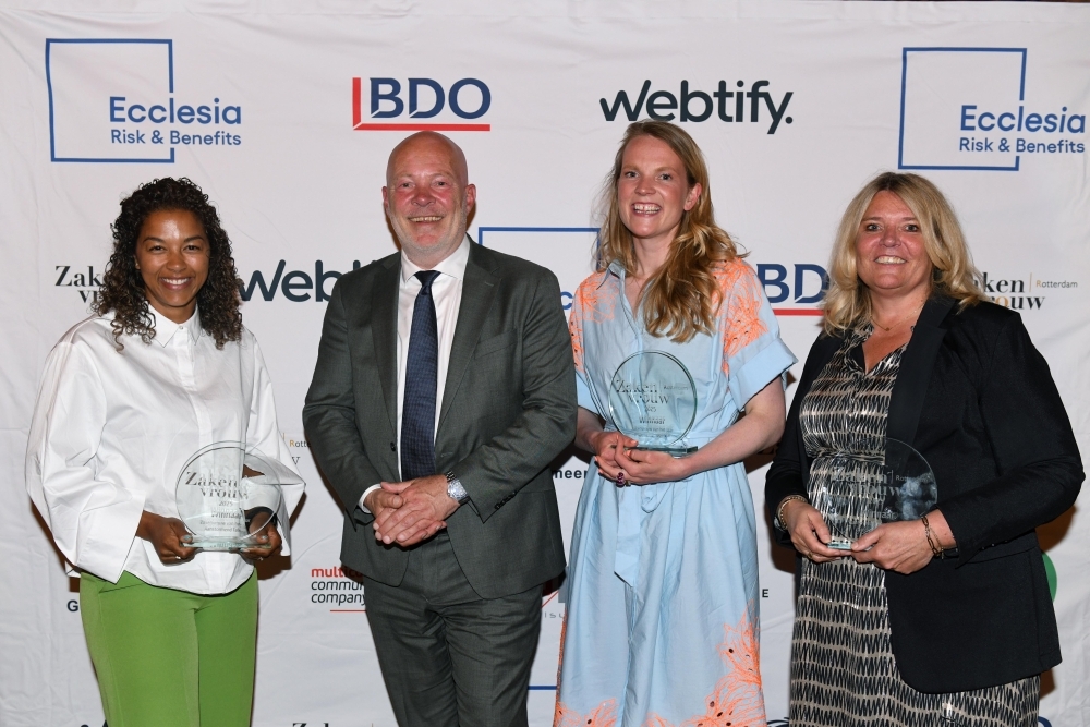De drie winnaars (Amy Klein op tweede van rechts) samen met wethouder Robert Simons