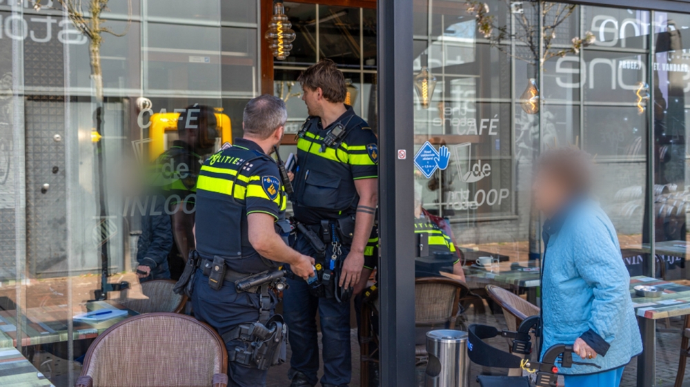Oudere vrouw tijdens pinnen beroofd in Vlaardingen