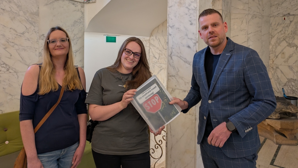 Bewoners Olmendreef overhandigen petitie aan wethouder: 'Hopen dat hij wat doet!'