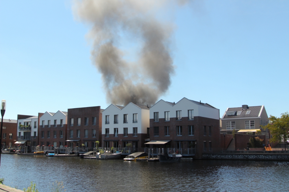 Schiedamse bluswagens naar Vlaardingen gestuurd voor zeer grote woningbrand
