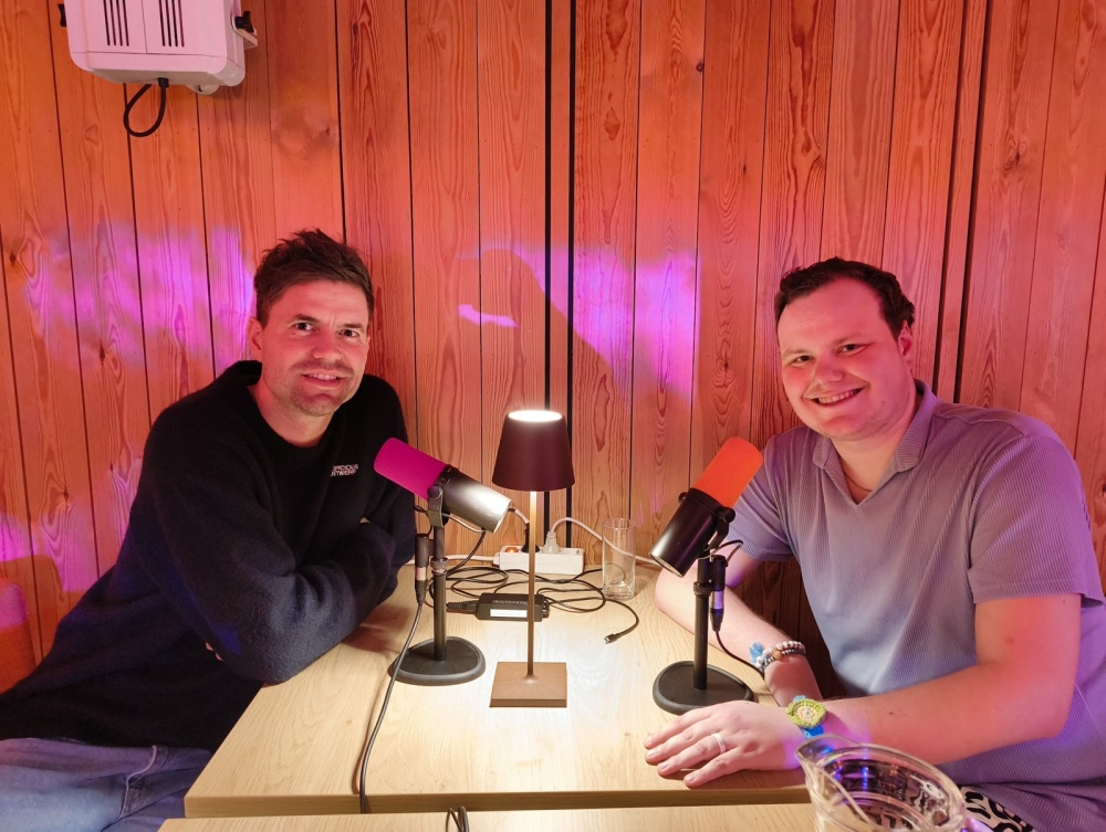 Zanger Simon Keizer (links) na zijn show in het Theater aan de Schie in gesprek met presentator Ruben van Haften