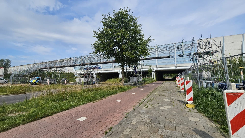 Tijdelijke voetgangersbrug geplaatst op Lepelaarsingel, blijft tot oktober 2026 staan