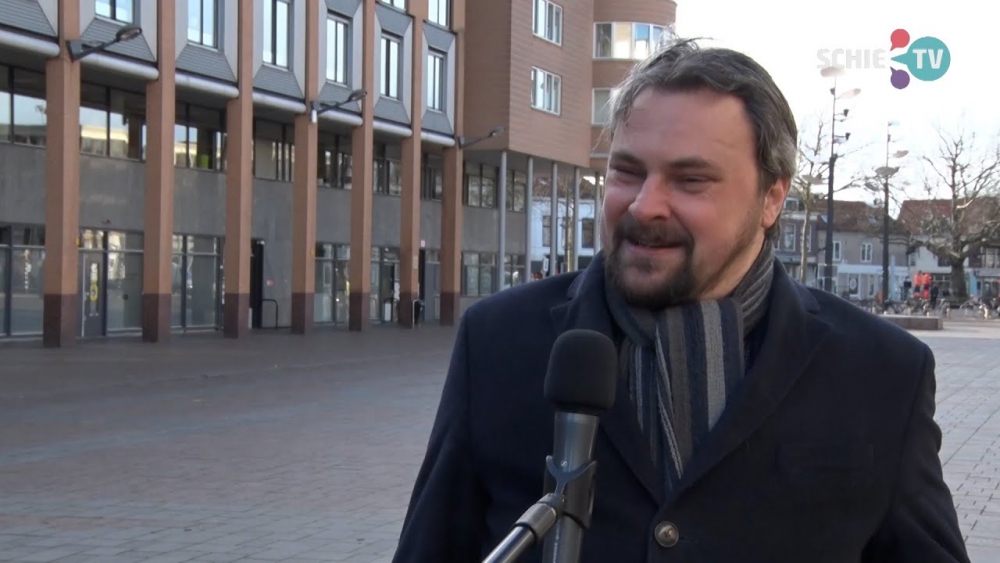 "Lekker een Superdry-shirtje aan"; wethouder Ooijevaar zit vanaf vandaag thuis