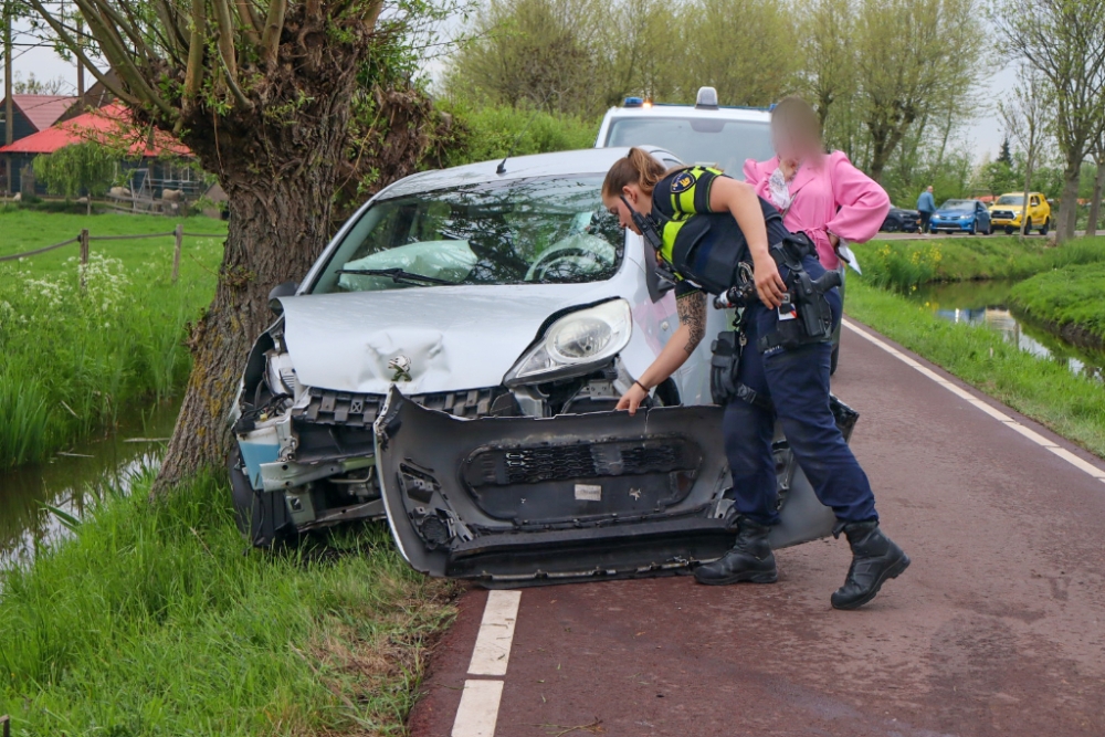 Auto draait 180 graden door botsing met boom