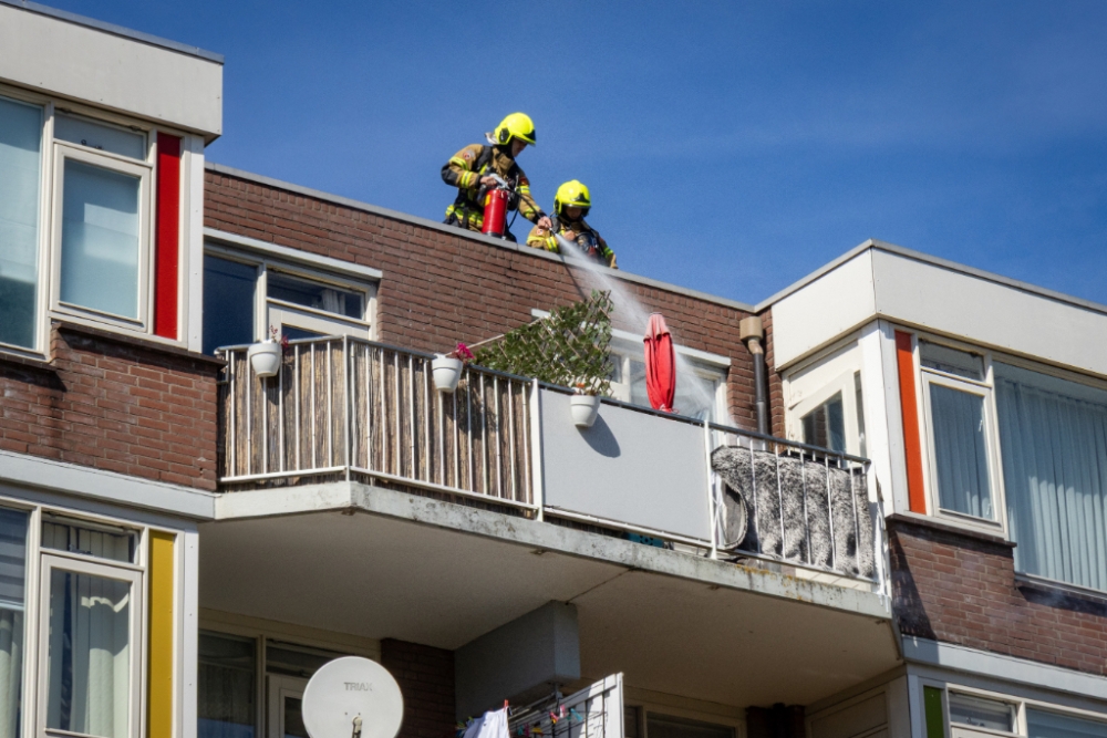 Woningbrand blijkt brandende plantenbak op balkon