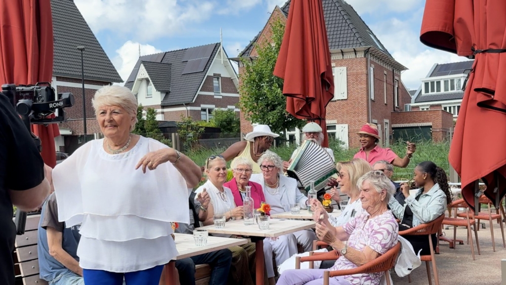 Vlaardingse zanger Rita Young (81) neemt allerlaatste videoclip op