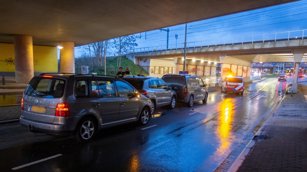 Kop-staartbotsing tussen drie auto’s op ’s-Gravelandseweg in Schiedam
