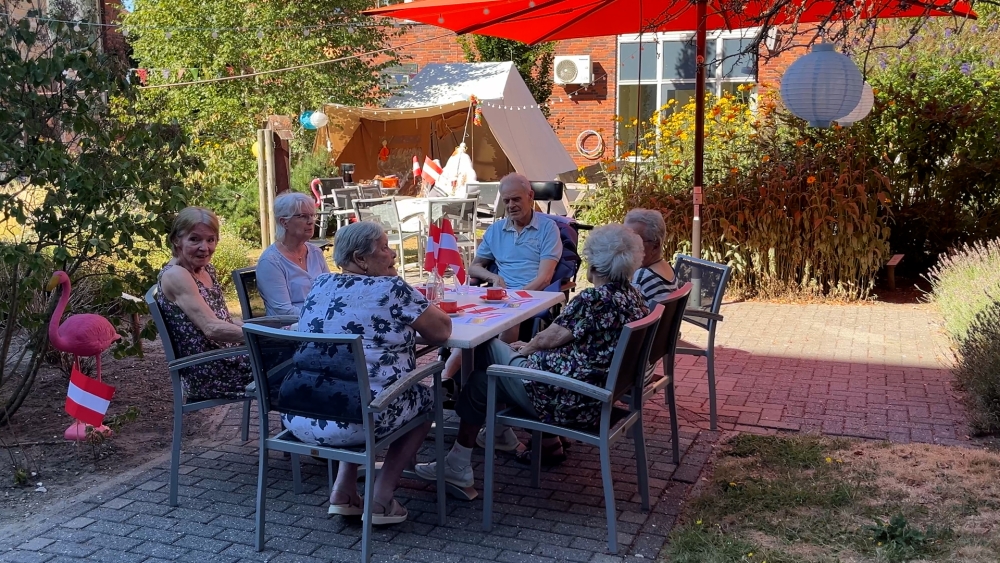 Verzorgingshuis brengt herinneringen aan kamperen terug met camping in de achtertuin