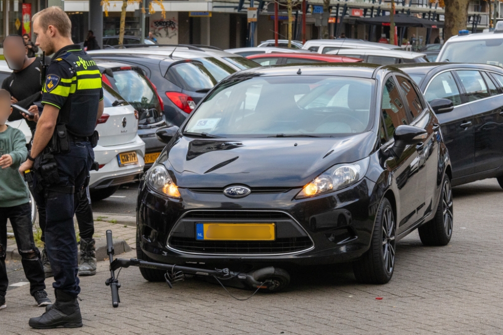 Jongetje op elektrische step aangereden door auto in Nieuwland