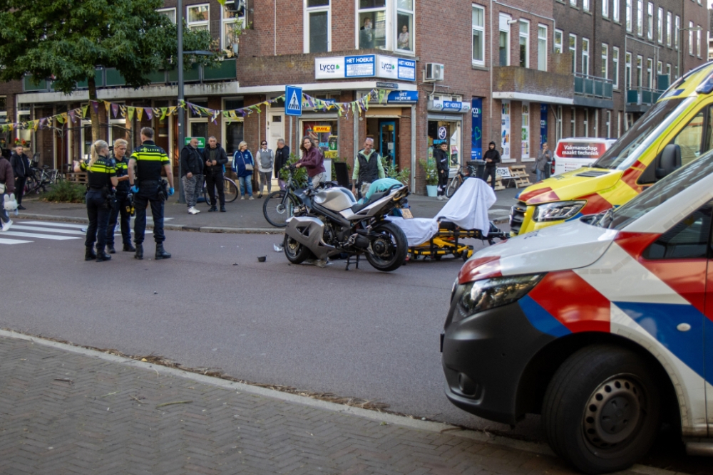 Motor en auto botsen in Schiedam, motorrijder naar het ziekenhuis