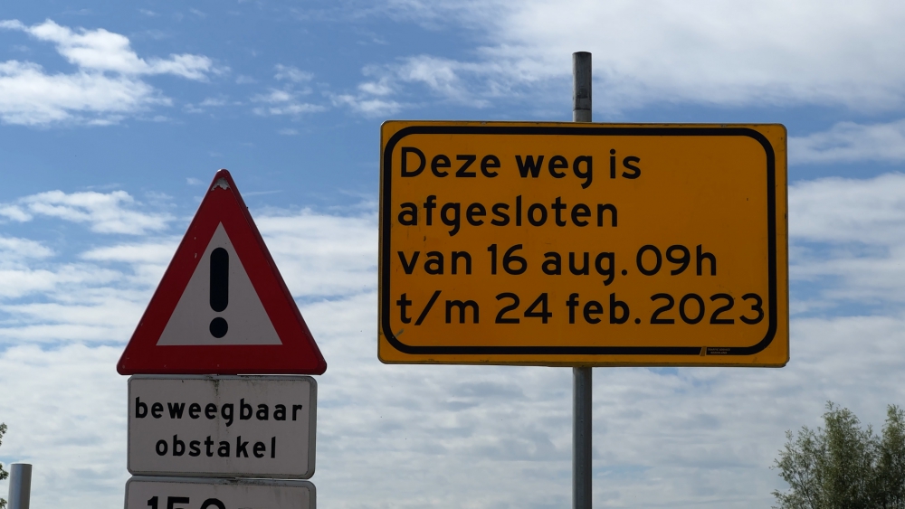 Afgesloten bewoners geven wethouder plannen, handtekeningen en kaas: 'Hopelijk denken ze nu wel een keer aan ons'