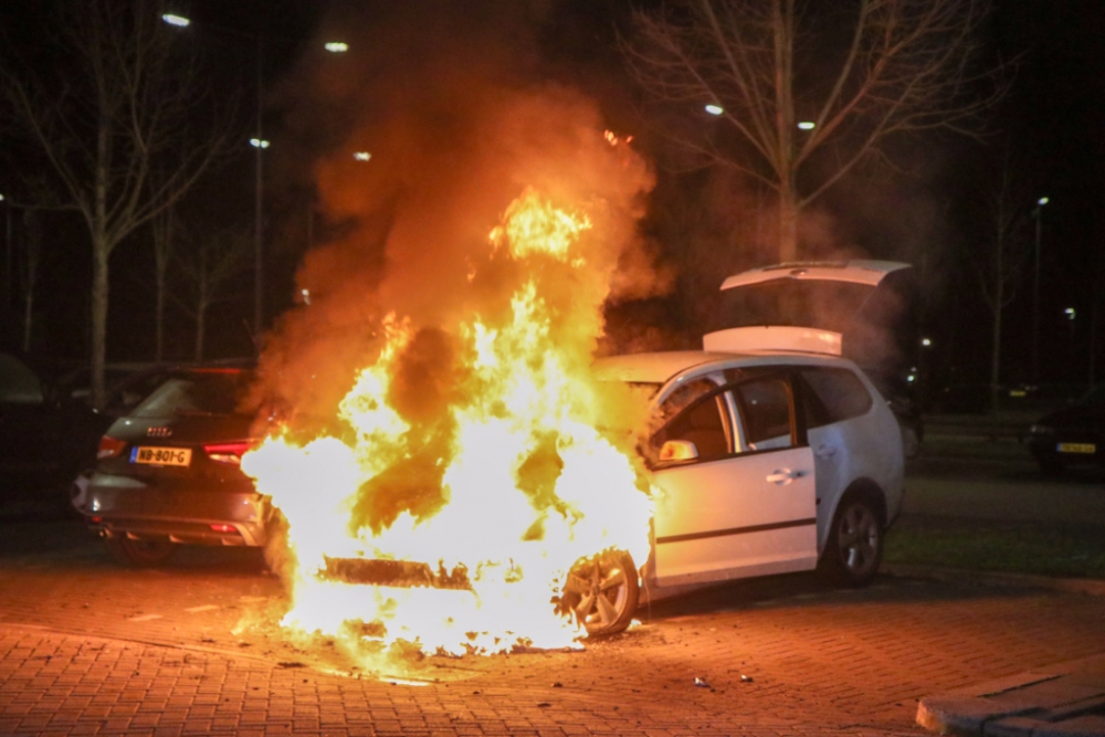 Auto in brand in Groenoord