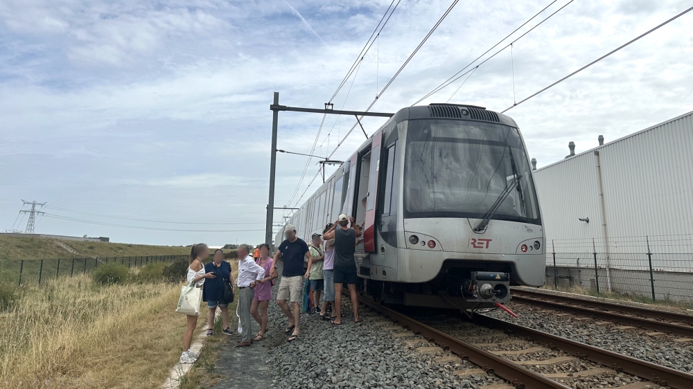 Schiedammers stranden na stilvallen metro Hoekse Lijn: ‘We stierven van de dorst’