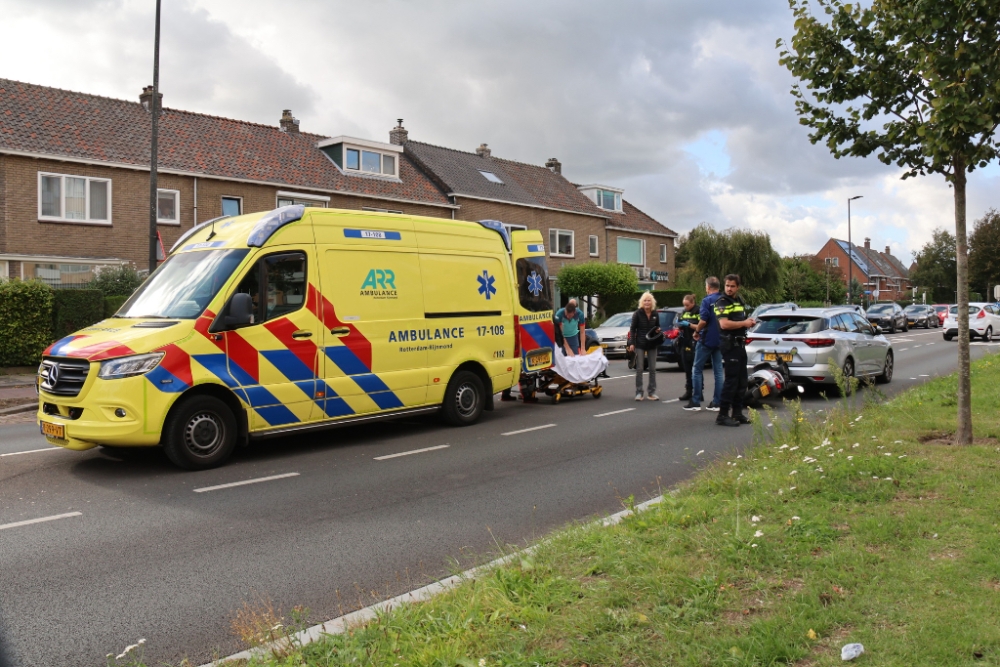 Scooterrijder klapt achterop auto en raakt gewond