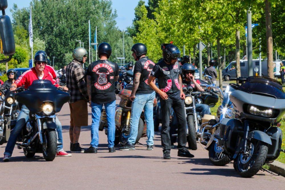 Veel politie en motoren in Schiedam Noord bij uitvaart Hell's Angels
