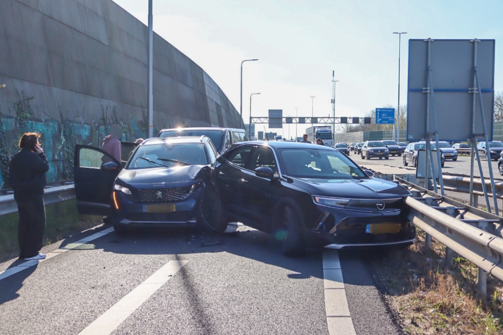 Kettingbotsing op afrit snelweg A20 bij Vlaardingen