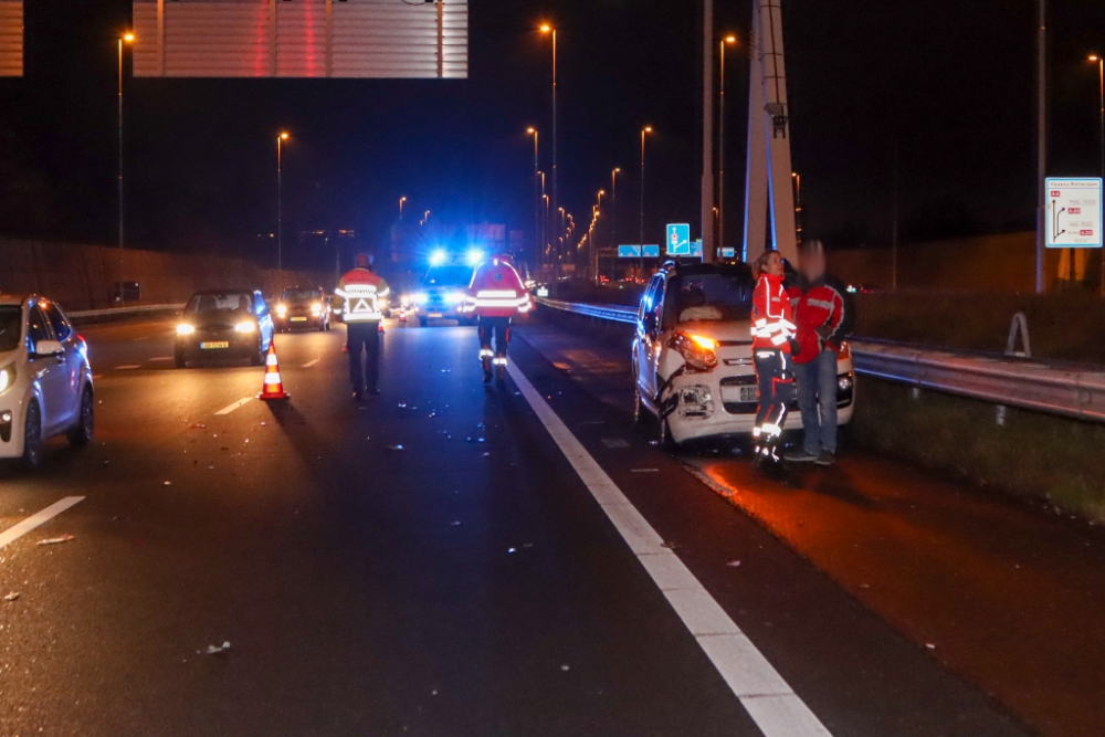 Auto's botsen op half afgesloten A4