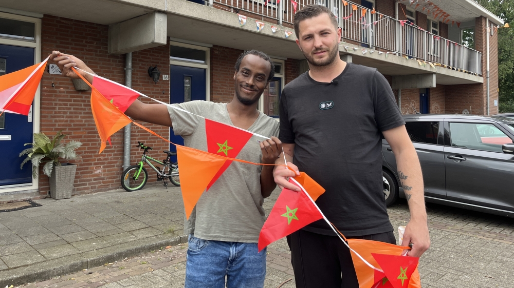 Hamza en Xavier versieren hun straat voor het WK en niet met alleen oranje vlaggetjes