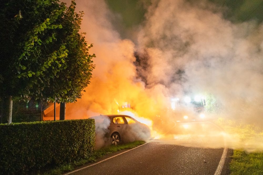 Auto vat na lange reis vlam en zorgt voor grote rookontwikkeling