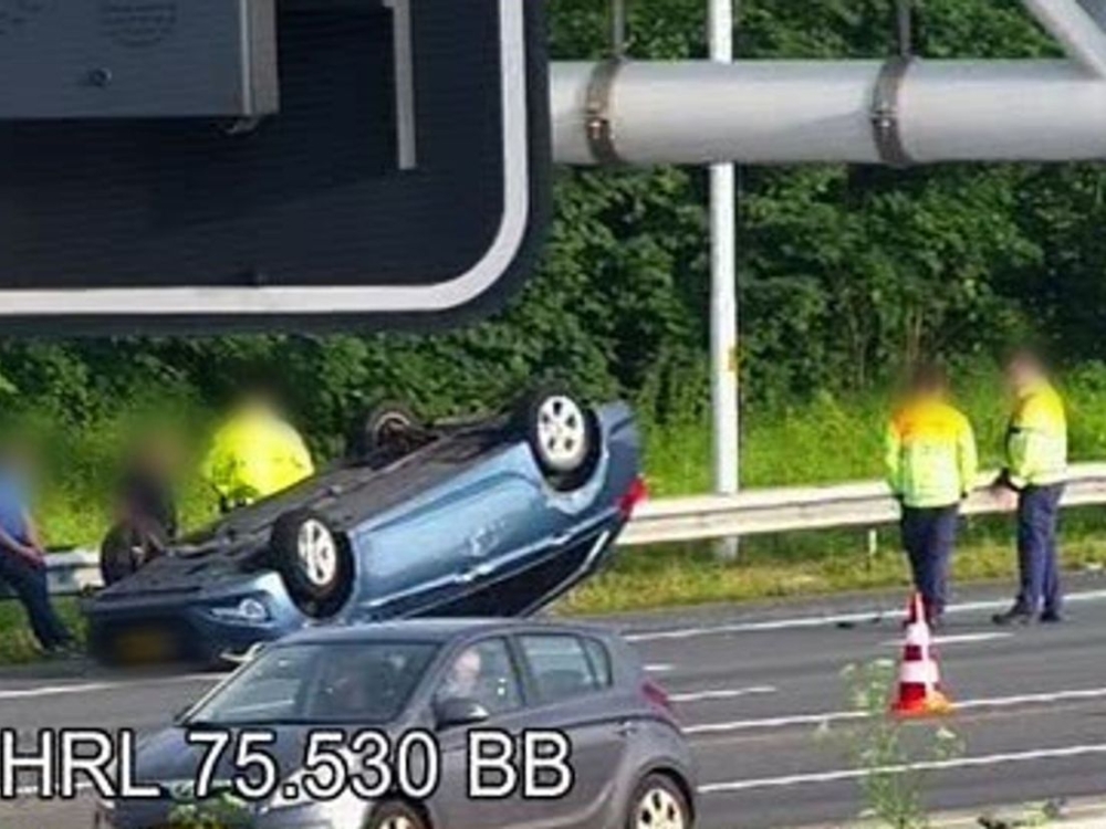 Auto op z'n kop bij knooppunt Benelux