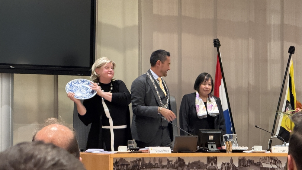 Marijke Pe (rechts) bij het vertrek van wethouder Antoinette Laan