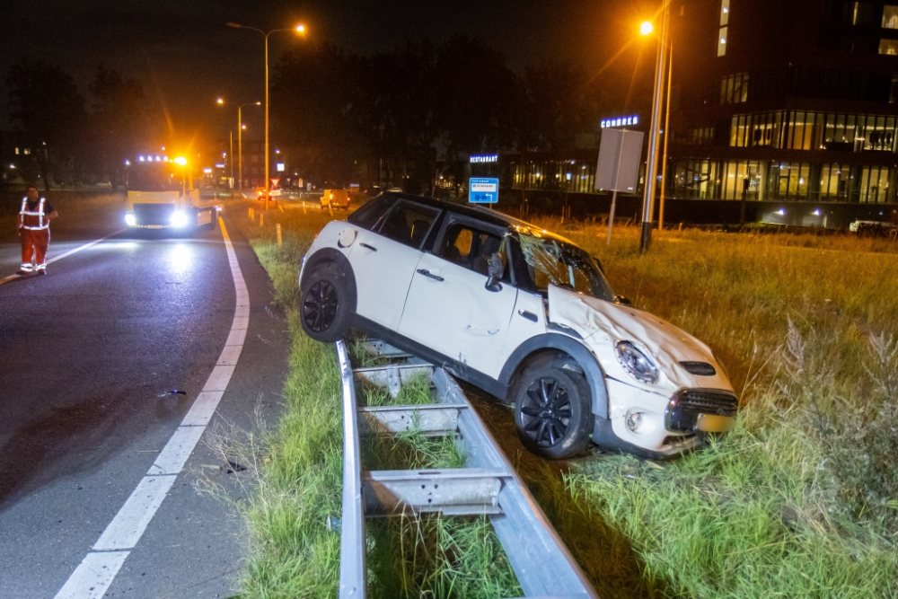Auto vliegt over de kop op afrit snelweg, bestuurder vlucht
