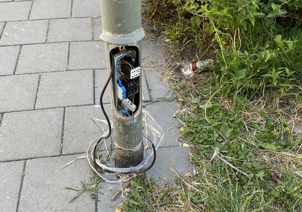'Blote' lantaarnpaal weer toegedekt