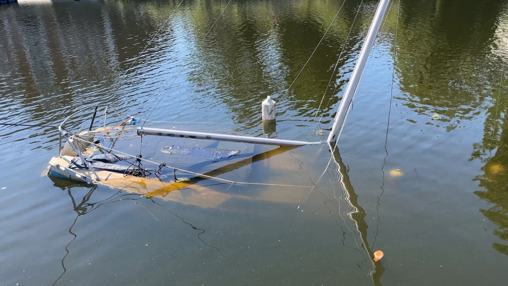 Meerdere gezonken bootjes: veranderen de Schiedamse wateren in een scheepskerkhof?