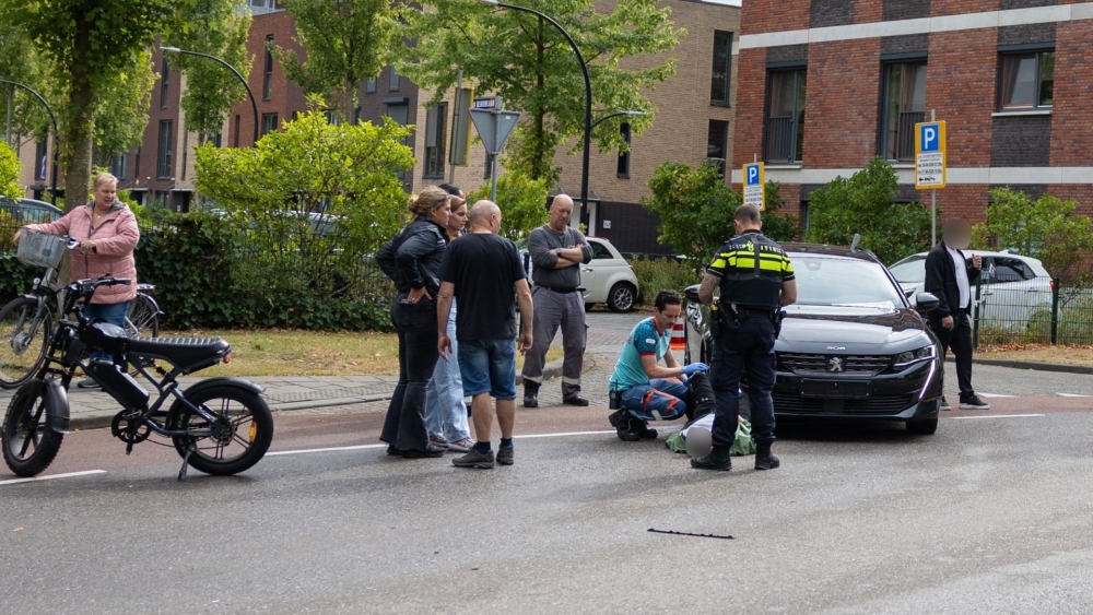 Fatbiker rijdt tegen rijrichting in en komt in botsing met auto in Schiedam
