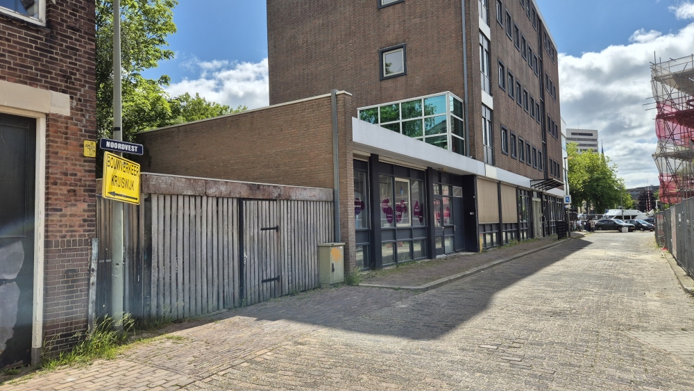 Het fietsenhok dat wordt gebruikt door de man en de vrouw