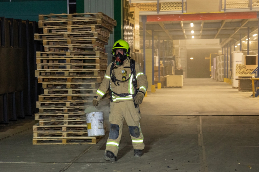 Loods vol rook door brand in perscontainer 's-Gravelandseweg