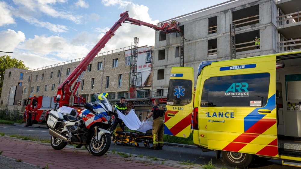 Man raakt onwel en wordt met een hoogwerker uit pand in aanbouw gehaald